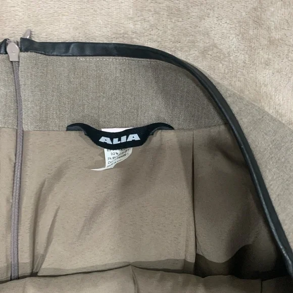 Alia Classic Pencil Skirt - Picture 3 of 6